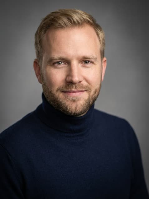 Navy turtleneck - Classic studio grey vignette